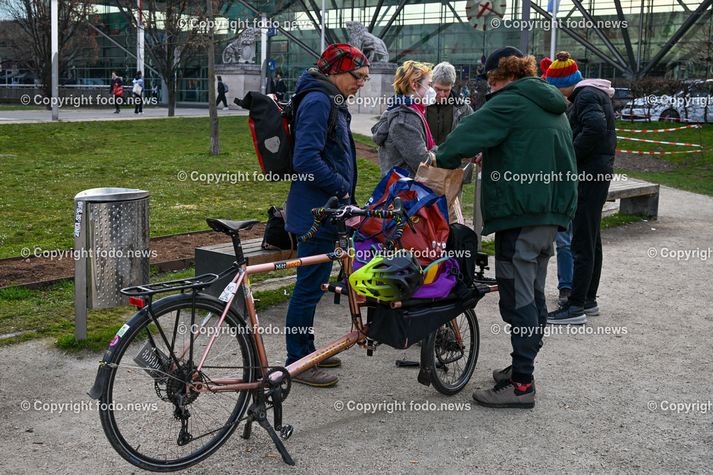  Klimagegner Linz Waldeggstrasse_ Klimakleber_ 20.03.2023-4 | 20.03.2023, Linz, AUT, Klimagegner Linz Klimakleber, im Bild Klimagegner kleben auf der Strasse, Linz Waldeggstrasse, Polizei, Verkehr, Zebrastreifen, Fussgaengeruebergang, Transparent, Demo, Klimawandel