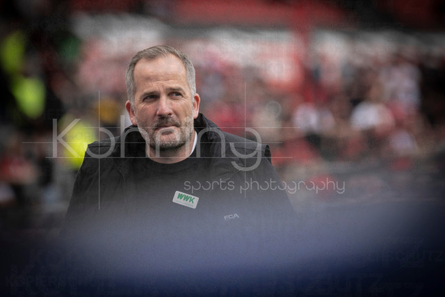 German Bundesliga, Bayer 04 Leverkusen vs. FC Augsburg, 18.04.2026 | LEVERKUSEN, GERMANY - APRIL 18, 2026 :  Manuel Baum (Head Coach FC Augsburg) before the German Bundesliga match on gameday 30 between Bayer 04 Leverkusen vs. FC Augsburg at BayArena on April 18, 2026 in Leverkusen, Germany. DFL REGULATIONS PROHIBIT ANY USE OF PHOTOGRAPHS AS IMAGE SEQUENCES AND/OR QUASI-VIDEO.