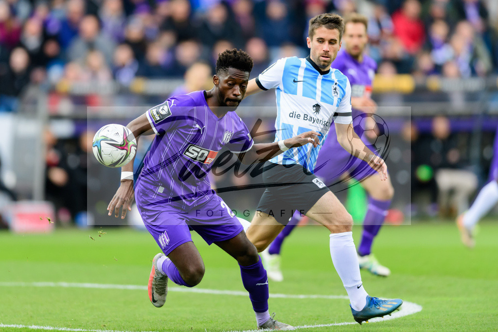 OSNTSV20211106_025 | Fussball, Herren: Omar Traore (VfL Osnabrueck) und Stefan Lex (TSV 1860 Muenchen) im Zweikampf bei dem Spiel der 3. Liga zwischen VfL Osnabrueck und TSV 1860 Muenchen im Stadion an der Bremer Bruecke am 06.11.2021 in Osnanbrueck, Deutschland.DFB / DFL REGULATIONS PROHIBIT ANY USE OF PHOTOGRAPHS AS IMAGE SEQUENCES AND/OR QUASI-VIDEO. - Realisiert mit Pictrs.com