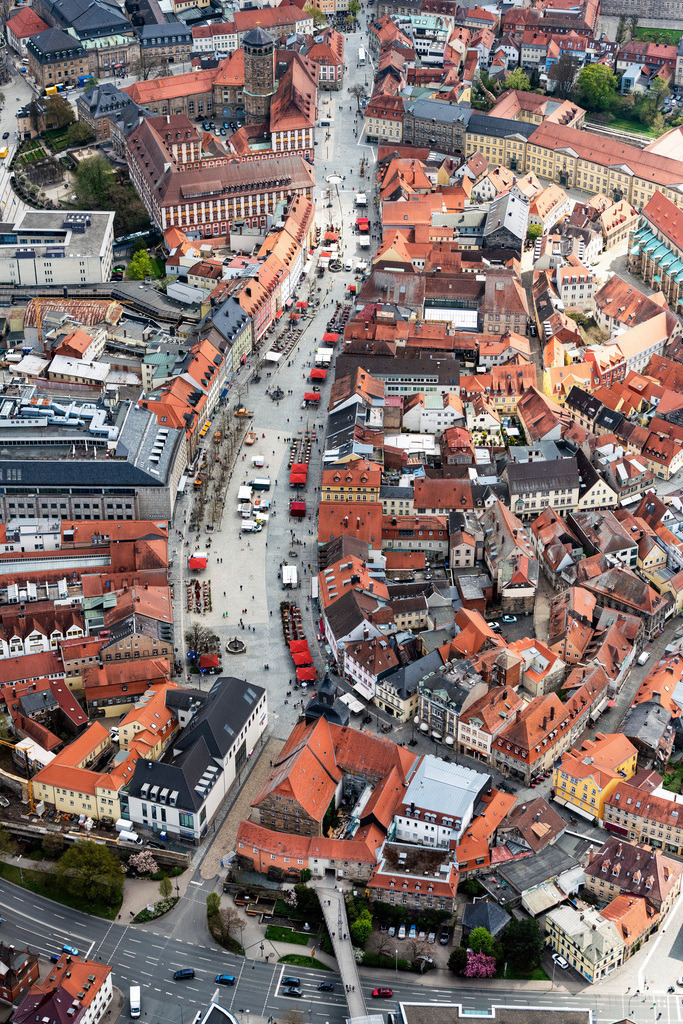 dr__0095101.jpg | BAYREUTH 28.04.2022 Ortskern am Marktplatz an der Maximilianstraße an der Maximilianstraße in Bayreuth im Bundesland Bayern, Deutschland. // Center market on street Maximilianstrasse on street Maximilianstrasse in Bayreuth in the state Bavaria, Germany. Foto: Daniel Reiter