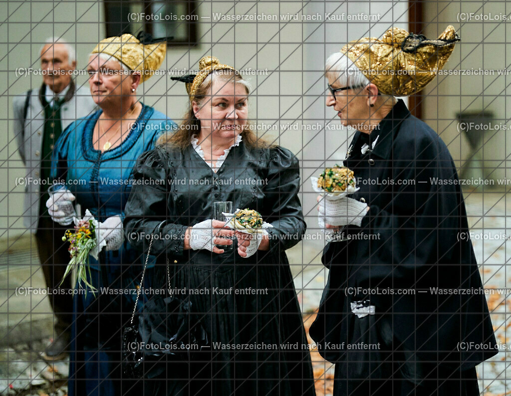 ALS1992_Jeanne de Ferrette_Goldhaubengruppe | (C)FotoLois.com, Alois Spandl, 700stes Hochzeitsjubiläum - Albrecht II. mit Johanna von Pfirt in Thann (FR) im März 2024. Empfang des Organistionskommitees aus der Region Ferrette (Pfirt)/Thann aus dem Elsass mit Empfang durch die Stadtgemeinde und Bezirkshauptmannschaft Scheibbs im Schloss Scheibbs und anschließender Kranzniederlegung in der Kartausenkirche über der Krypta des Gründerehepaares durch Mitglieder des Templer Ordens, Fr 22. September 2023.