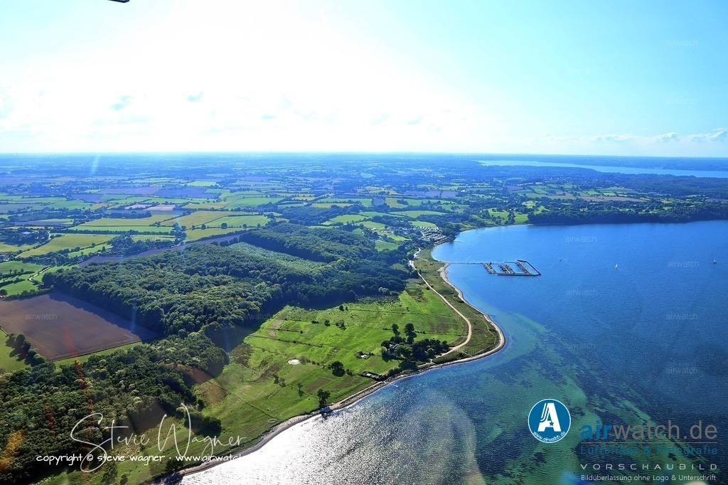Luftbild Yachthafen Bockholmwik - Der Yachthafen Bockholmwik liegt an der Flensburger Außenförde | Der Yachthafen Bockholmwik liegt an der Flensburger Außenförde zwischen Holnis und Langballig und ist Teil des Förde-Yacht-Clubs Bockholmwik e.V.  Die Hafeneinfahrt befindet sich auf der Westseite und ist durch rot/grüne Lichter markiert. Auf der Steuerbordseite der Einfahrt steht eine blaue Säule mit der Aufschrift "18" und einer grün leuchtenden Seelaterne, während auf der Backbordseite eine blaue Säule mit der Aufschrift "20" und einer rot leuchtenden Seelaterne angebracht ist.