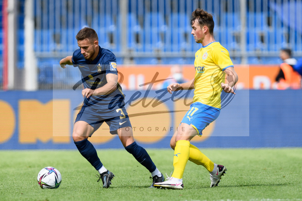 EBSTSV20210828_009 | Fussball, Herren: Niklas Lang (TSV 1860 Muenchen) und Yari Otto (Eintracht Braunschweig) im Zweikampf beim Spiel der 3. Liga zwischen Eintracht Braunschweig und TSV 1860 Muenchen im Eintracht-Stadion am 28.08.2021 in Braunschweig, Deutschland.DFB / DFL REGULATIONS PROHIBIT ANY USE OF PHOTOGRAPHS AS IMAGE SEQUENCES AND/OR QUASI-VIDEO. - Realisiert mit Pictrs.com