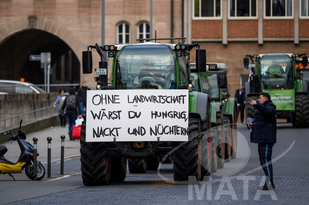 _DWA4228 | Bauerndemo gegen Agrarpolitik der Bundesregierung  auf dem Straße Obstmarkt und Hauptmarkt . Nürnberg, 08.01.2024 - Realisiert mit Pictrs.com