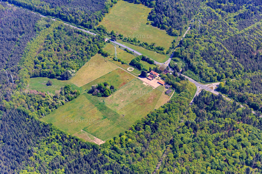 Luftbild: Ehemaliges Forsthaus Langenberg im Bienwald in Wörth am Rhein im Bundesland Rheinland-Pfalz in Deutschland. Foto: IMG_078643.jpg vom 08.05.2015 durch Werner Riehm/FLY-FOTO.de