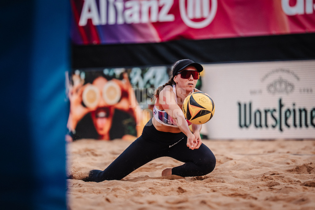 Beachvolleyball | Frauen | Allianz German Beach Tour 2025 | Tourstop München | 11.07.2025 | Lisa-Sophie Kotzan spielt den Ball