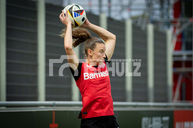 20241007NSZ_9762 | Einwurf Synne Skinnes Hansen (Bayer Leverkusen,No.10)DEU, Leverkusen, 07.10.2024 Fußball, Frauen, Google Pixel Frauen-Bundesliga, Saison 2024/2025, 5. Spieltag, Bayer 04 Leverkusen - FC Carl Zeiss JenaDIE DFB-RICHTLINIEN UNTERSAGEN JEGLICHE NUTZUNG VON FOTOS ALS SEQUENZBILDER UND/ODER VIDEOÄHNLICHE FOTOSTRECKEN - Realisiert mit Pictrs.com