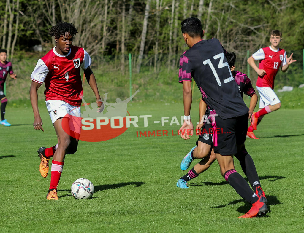 AUSTRIA U15 - MEXICO U15 | KENNETH ADEJENUGHURE (Austria #9) Jared Napoles (Mexico #13) ILIA IVANSCHITZ (Austria #12) ; AUSTRIA U15 - MEXICO U15 am 29.04.2022 in Arnoldstein
(Sportplatz), AUSTRIA, (Photo by Ernst Krawagner sport-fan.at) - Realisiert mit Pictrs.com