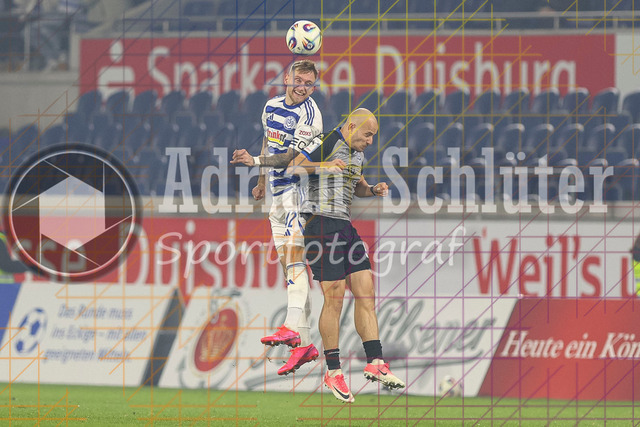 MSV Duisburg vs SV Waldhof Mannheim - 3. Liga | Duisburg, Deutschland, 07.11.25:   Alexander Hahn (MSV Duisburg) und Felix Lohkemper (SV Waldhof Mannheim) im Kampf um den Ball waehrend des Spiels der 3. Liga MSV Duisburg vs SV Waldhof Mannheim in der schauinsland-reisen-arena(Foto von Brauer-Fotoagentur / Adrian Schlueter)