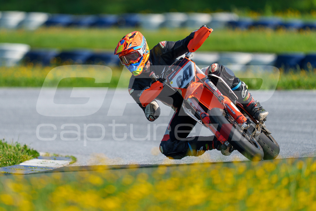 SuperMoto_Staatsmeisterschaft_Greinbach_114 | GRIPcapture steht für authentische Sportfotografie in Österreich – für Momente, die mehr sind als Geschwindigkeit oder Ergebnis. Es geht um Emotion, Spannung, Fokus und den Augenblick, der oft nur einen Wimpernschlag dauert.Ob Motorsport, Teamsport oder 