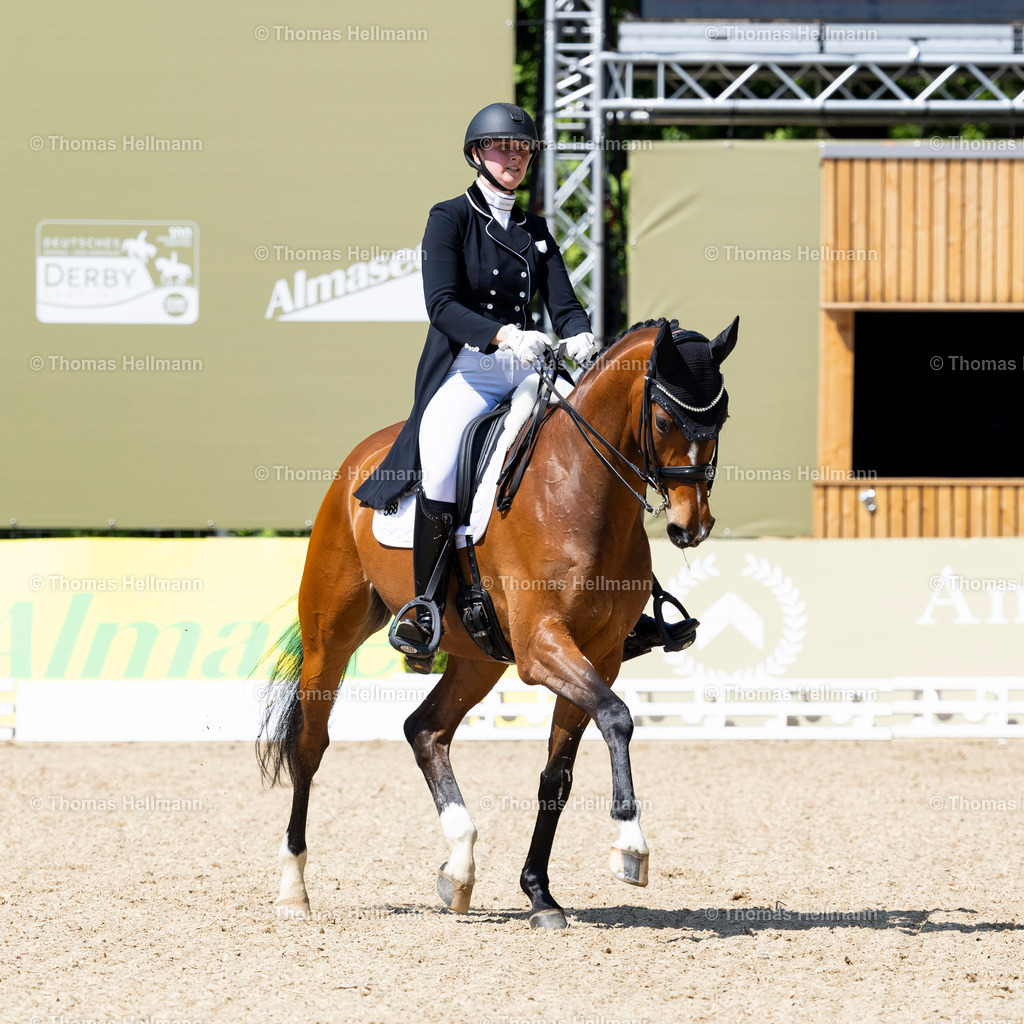 TH_568-NICOLAYSEN Cara (GER)_ Sun of my heart_17963 | Deutsches Spring- und Dressur-Derby 2024 am 10.05.24 in Hamburg, 568NICOLAYSEN Cara (GER), Sun of my heart