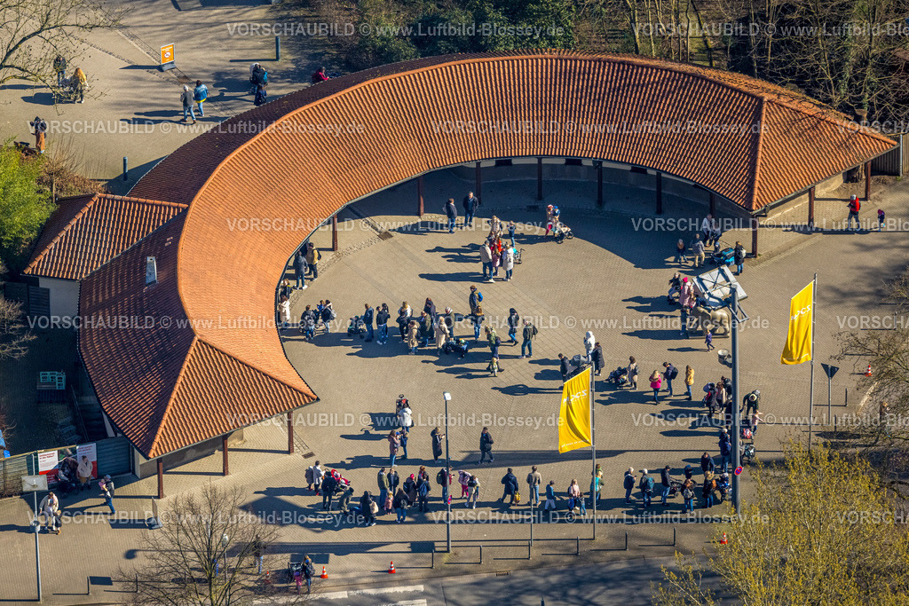 Gelsenkirchen240300608 | Luftbild, ZOOM Erlebniswelt, Zoo und Tierpark, Halle und Eingangsbereich mit Gästen, nach Umbau des einstigen Ruhr Zoos zählt die ZOOM Erlebniswelt zu den beliebtesten Zoos Deutschlands, Bismarck, Gelsenkirchen, Ruhrgebiet, Nordrhein-Westfalen, Deutschland