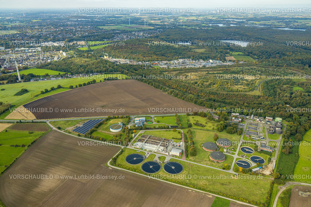 Moers241012915 | Luftbild, Kläranlage Moers Gerdt, Wasserverbund Niederrhein GmbH, Blick zur Halde Rheinpreußen, Fernsicht, Rheinkamp-Meerbeck, Moers, Ruhrgebiet, Nordrhein-Westfalen, Deutschland