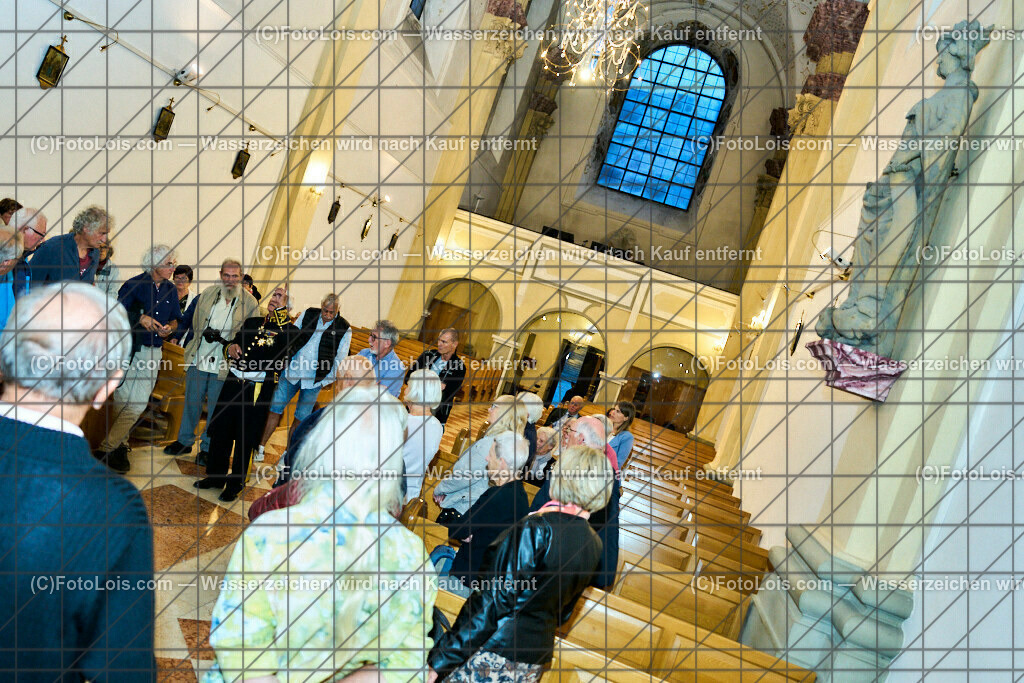 ALP3895_Jeanne de Ferrette_Kranzniederlegung_Grabplatte_Hildebrand | (C)FotoLois.com, Alois Spandl, 700stes Hochzeitsjubiläum - Albrecht II. mit Johanna von Pfirt in Thann (FR) im März 2024. Empfang des Organistionskommitees aus der Region Ferrette (Pfirt)/Thann aus dem Elsass mit Empfang durch die Stadtgemeinde und Bezirkshauptmannschaft Scheibbs im Schloss Scheibbs und anschließender Kranzniederlegung in der Kartausenkirche über der Krypta des Gründerehepaares durch Mitglieder des Templer Ordens im Beisein von Mitgliedern der Goldhaubengruppen, Fr 22. September 2023.