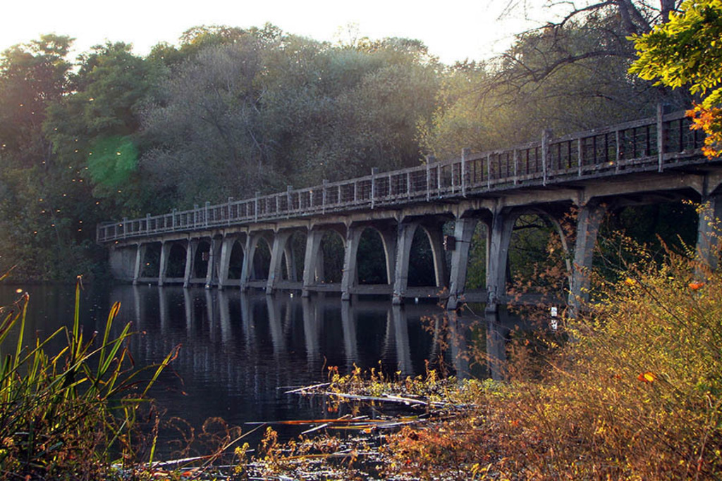 Auensee - Blick zur 1914 erbauten Brücke (2020 abgerissen) | Entdecke über 20 Kategorien Leipzig-Motive: Foto-Downloads, hochwertige Poster, Leinwand- & Fine-Art-Prints. Jetzt Lieblingsfoto im Bildlexikon Leipzig Shop bestellen!