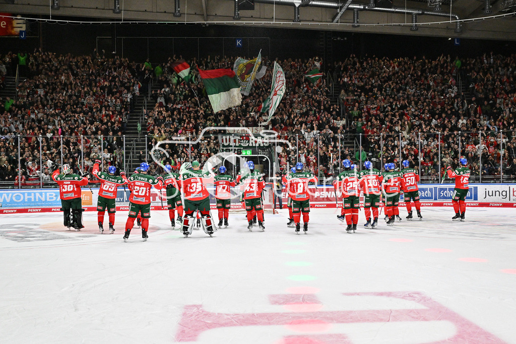 Augsburger Panther - Löwen Frankfurt | Die Spieler des AEV feiern zusammen mit den Fans den Heimsieg gegen Frankfurt / DEL: Augsburger Panther - Löwen Frankfurt, Curt Frenzel Stadiom am 11.10.2024