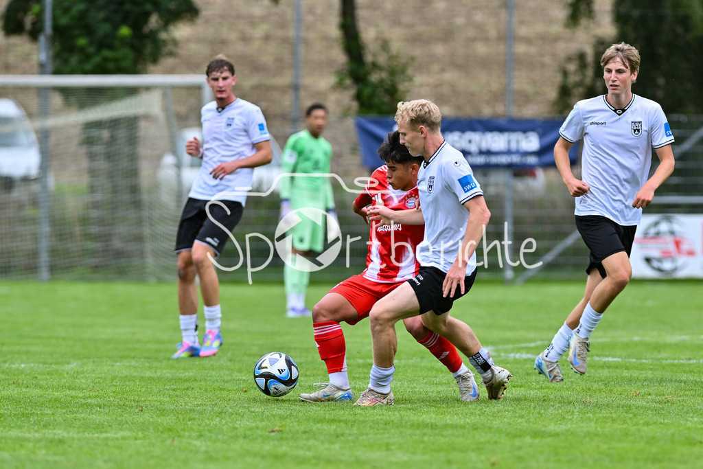 SSV Ulm 1846 Fussball U19 - FC Bayern München U19 | im Duell Maycon Douglas NORMANHA CARDOZO (FCB #7) und Benedikt EHE (SSV Ulm U19 6) / Zweikampf / U19 DFB Nachwuchsliga: SSV Ulm 1846 Fussball - FC Bayern München, Hauptspielfeld Langenau am 02.08.2025