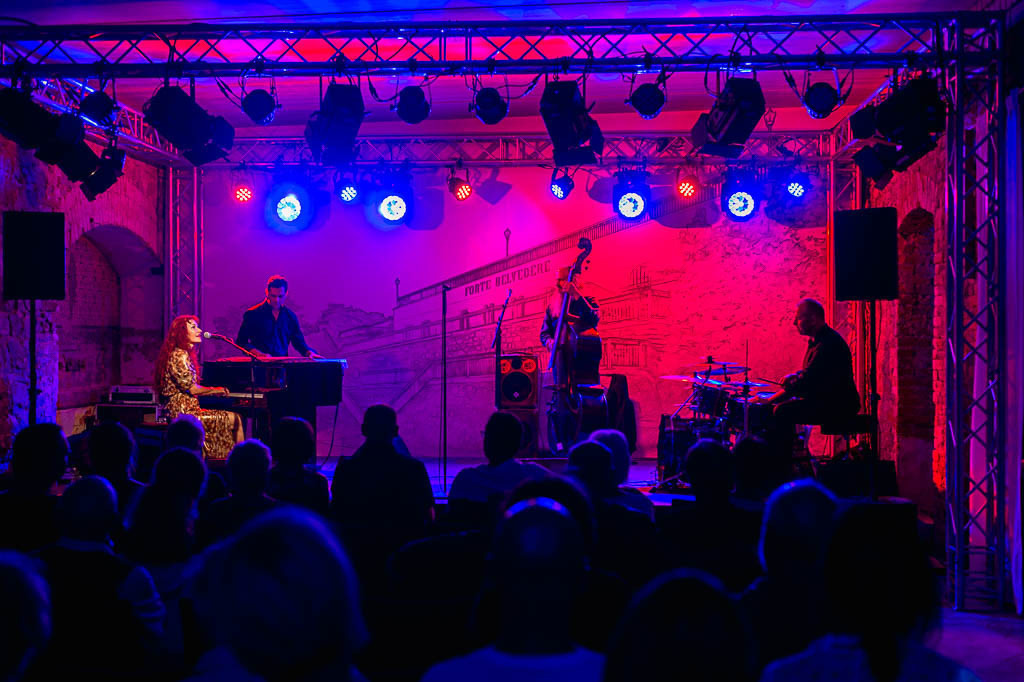 Maria Markesini Konzert | Maria Markesini meets Klazz Brothers im Forte Belvedere Leisnig zum Festival Hallo Leisnig 2022. - Realisiert mit Pictrs.com