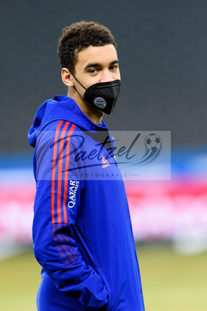 BSCFCB20220123_004 | Fussball, Herren: Jamal Musiala (FC Bayern Muenchen) schaut bei dem Spiel der 1. Bundesliga zwischen Hertha BSC und FC Bayern Muenchen im Olypiastadion am 23.01.2022 in Berlin, Deutschland.DFB / DFL REGULATIONS PROHIBIT ANY USE OF PHOTOGRAPHS AS IMAGE SEQUENCES AND/OR QUASI-VIDEO. - Realisiert mit Pictrs.com