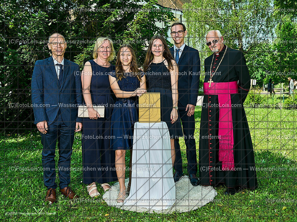 ALP2658_Pfarrfirmung Wieselburg_Firmling-Pate-Firmspender | (C)FotoLois.com, Alois Spandl, Pfarrfirmung in Wieselburg mit Firmspender Eduard Gruber (ehemaliger Generalvikar der Diözese St. Pölten), Firmling, Pate mit Firmspender und Familie, Sa 3. Juni 2023.