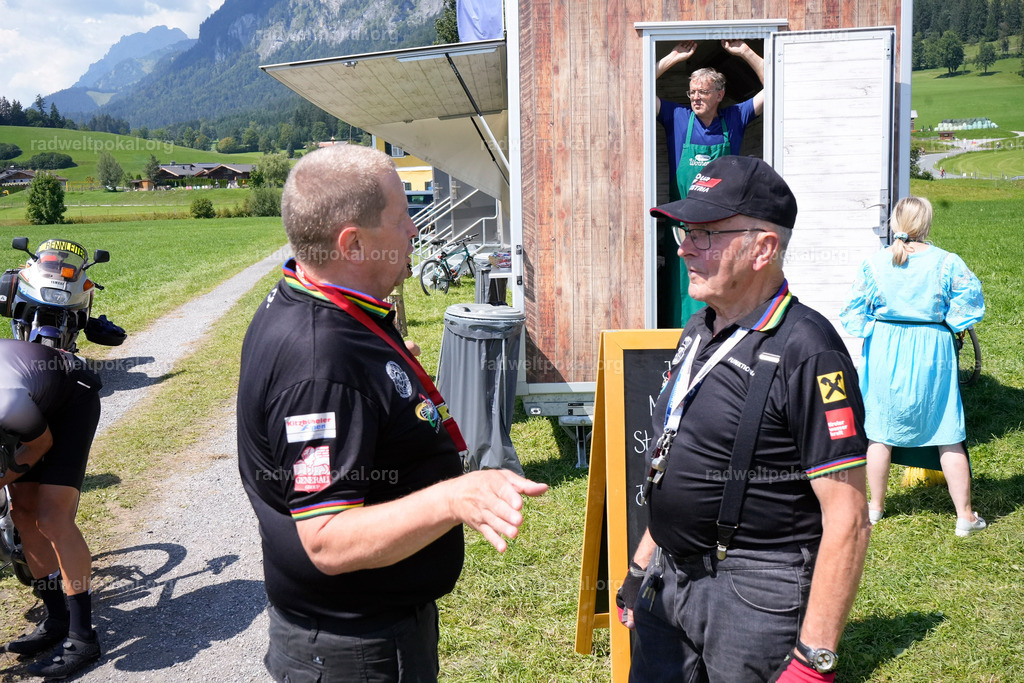 152_20230817_Bewerb_Maenner_Muehlanger | AUT - OESTERREICH, 2023-08-16: SPORT RENNRAD-FAHREN - 55. INTERNATIONALER RADWELTPOKAL IN ST. JOHANN IN TIROL  - Vintage-Radrennen mit WM-Bronze-Medaillen-Siegerin Christina Schweinberger, den Teilnehmer und Alexander Baumann (vom Orginastions-Team) - TAG 2 BEWERB MAENNER IN SECHS GRUPPEN  ; Foto: Roland Muehlanger