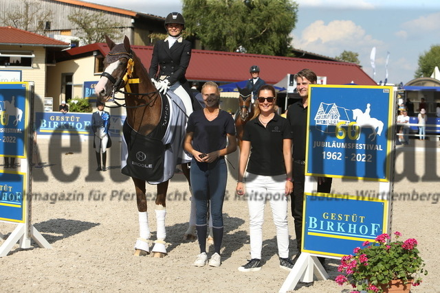Birkhof_2022_GrandPrixSpecial_Siegerehrung_GrandPrixSpecial (24) | Alle Fotos der Reiterjournal Fotografin Doris Matthaes im Reiterjournal Online-Fotoshop. - Realisiert mit Pictrs.com