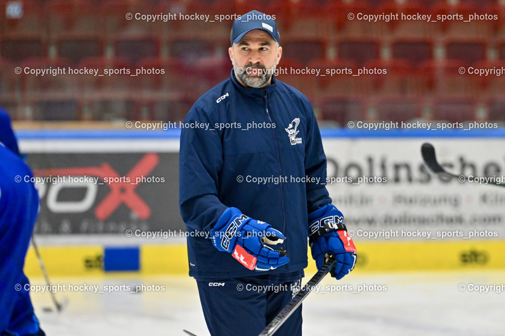 Eistrainig EC VSV mit Headcoach Pierre Allard | Eistraining EC VSV mit Headcoach Pierre Allard, 1.Eistraining EC VSV mit Headcoach Pierre Allard am 02.12.2025 in Villach (Stadthalle Villach), Austria, (Photo by Bernd Stefan)