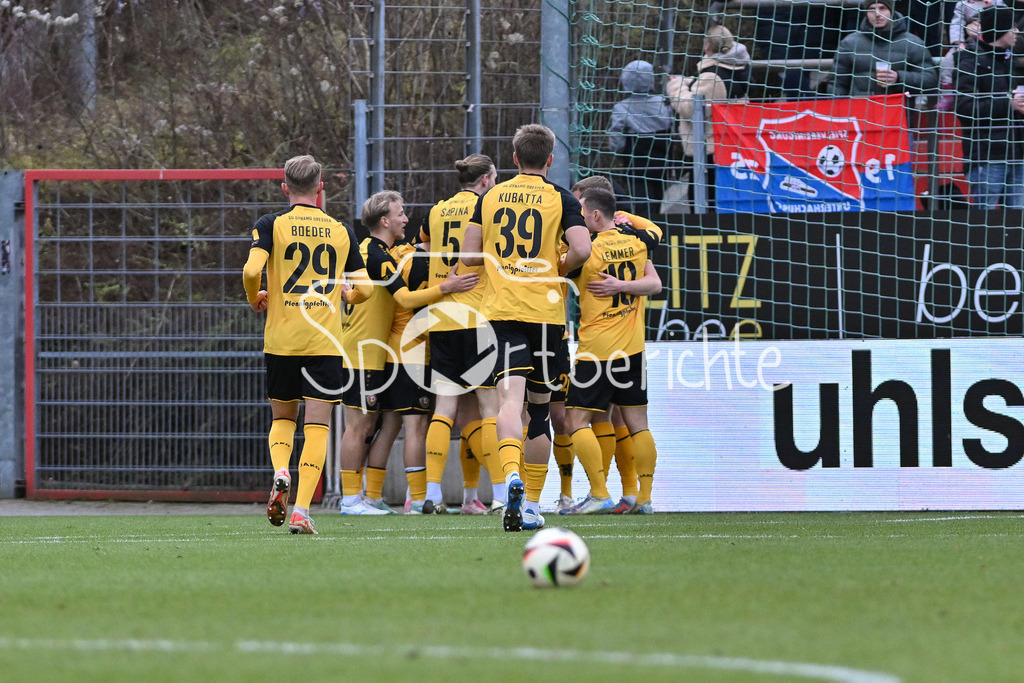 SpVgg Unterhaching - Dynamo Dresden | Jubel der Gaeste nach dem Treffer zum 0-1 durch Aljaz CASAR (Dynamo Dresden 17) / Freude / Happy / Tor / Torschuezte / 3. Liga: SpVgg Unterhaching - Dynamo Dresden, Uhlsportpark am 21.12.2024