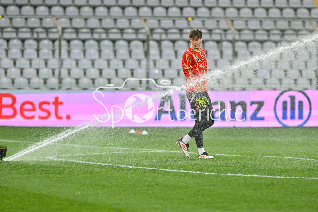 FC Bayern Amateure - SpVgg Hankofen-Hailing | Im Bild Max SCHMITT (FC Bayern München II #1) beim warmmachen vor der Partie / Einzelfoto / Freisteller / Regen / Rasensprenger / Wasser / Regionalliga Bayern: FC Bayern Muenchen II - SpVgg Hankofen-Hailing, Gruenwalder Stadion am 28.03.2025