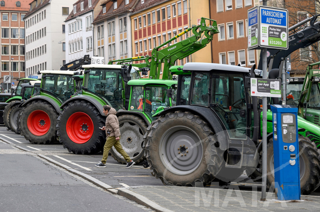 _DWA4343 | Bauerndemo gegen Agrarpolitik der Bundesregierung  auf dem Straße Obstmarkt und Hauptmarkt . Nürnberg, 08.01.2024 - Realisiert mit Pictrs.com