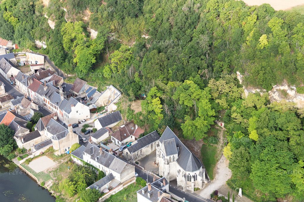 Aerial view: View of the town in Saint-Rimay in the state Loir et Cher, France. – Photo: IMG_101129.jpg taken on 06/24/2017 by Werner Riehm/FLY-FOTO.com – Resolution of the original: 4413 x 2942 px