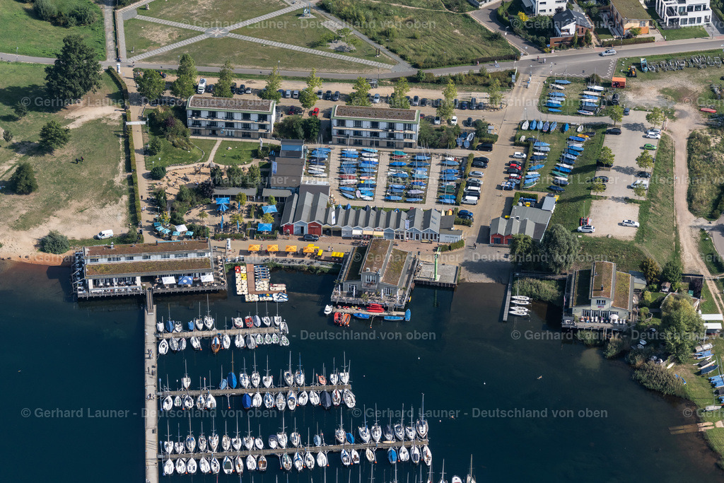 4039098 | Cospudener Yachtclub, Markkleeberg BRAUNSBEDRA 08.09.2021 Rekultivierung der ehemaligen Tagebau - Fläche an den Uferbereichen des Cospudener Sees in Braunsbedra im Bundesland Sachsen-Anhalt, Deutschland. // Open pit re cultivation on the shores of the lake " Geiseltalsee " in Braunsbedra in the state Saxony-Anhalt, Germany. Foto: Gerhard Launer