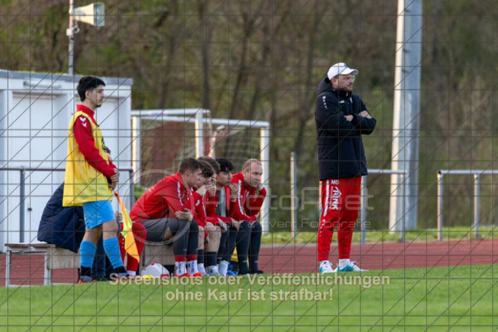 20260416_193810_0033 | Trainer Mauel Doll (1.FC Donzdorf)1.FC Donzdorf (türkis) vs. TSV Weilheim (rot), Fußball, Bezirkspokal - Bezirk Neckar/Fils, Viertelfinale, Saison 2025/2026, Rasenplatz Lautertal Stadion, Süßener Straße 16, 73072 Donzdorf, 16.04.2026 - 19:30 Uhr,Foto: PhotoPeet / Sport- &amp; Eventfotografie / Peter Harich