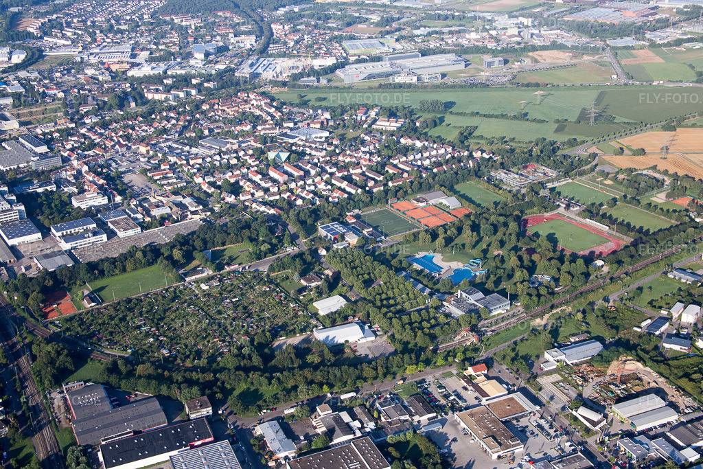 Luftbild: Karlsdorfer Straße in Bruchsal im Bundesland Baden-Württemberg in Deutschland. Foto: IMG_092339.jpg vom 01.08.2016 durch Werner Riehm/FLY-FOTO.de