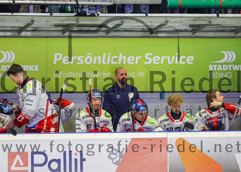 2025-11-16_024_TSV_Erding_gegen_Selber_Woelfe | Erding, Deutschland, 16.11.2025:Eishockey, Oberliga Süd 2025 / 2026, 17. Spieltag, TSV Erding gegen Selber Wölfe, Endergebnis: 3:1Head Coach Felix Schütz (Selber Wölfe)Foto: Christian Riedel / fotografie-riedel.net