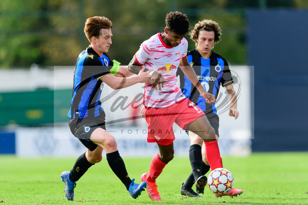 YLLEBR20210928_033 | Fussball, A-Junioren: Xander Blomme (Club Brugge KV) und Sanoussy Ba (RB Leipzig) im Zweikampf beim Spiel der UEFA Youth League zwischen RB Leipzig und FC Bruegge im Stadion am Cottaweg am 28.09.2021 in Leipzig, Deutschland. - Realisiert mit Pictrs.com