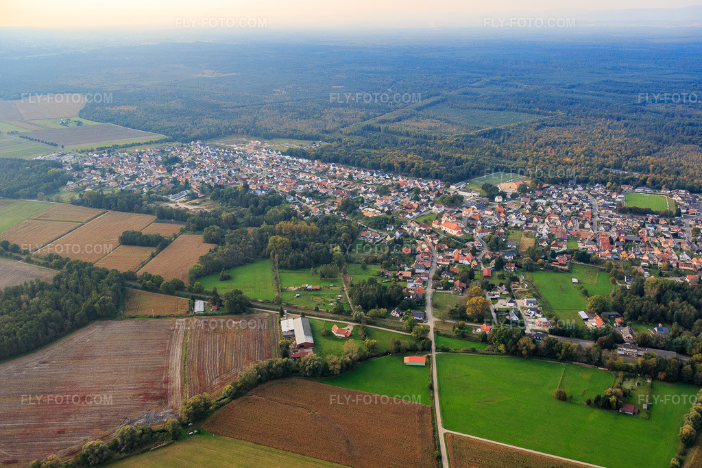 Aerial view: View of the town from the southeast in Schirrhein in the state Bas-Rhin, France. – Photo: IMG_074315.jpg taken on 10/04/2014 by Werner Riehm/FLY-FOTO.com – Resolution of the original: 5472 x 3648 px