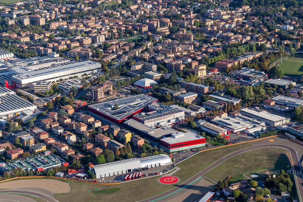 Luftbild: Formel 1 Rennstrecke von Ferrari, Pista di Fiorano, Circuito di Fiorano in Fiorano Modenese im Bundesland Modena in Italien. Foto: IMG_134590.jpg vom 19.09.2022 durch Werner Riehm/FLY-FOTO.deWWW.FERRARI.COM