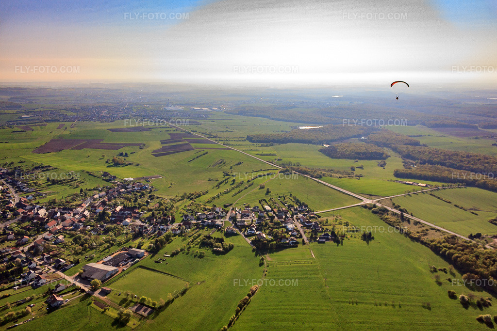 Aerial view: View of the town from the northeast in Guenviller in the state Moselle, France. – Photo: IMG_39666.jpg taken on 04/16/2011 by Werner Riehm/FLY-FOTO.com – Resolution of the original: 4752 x 3168 px