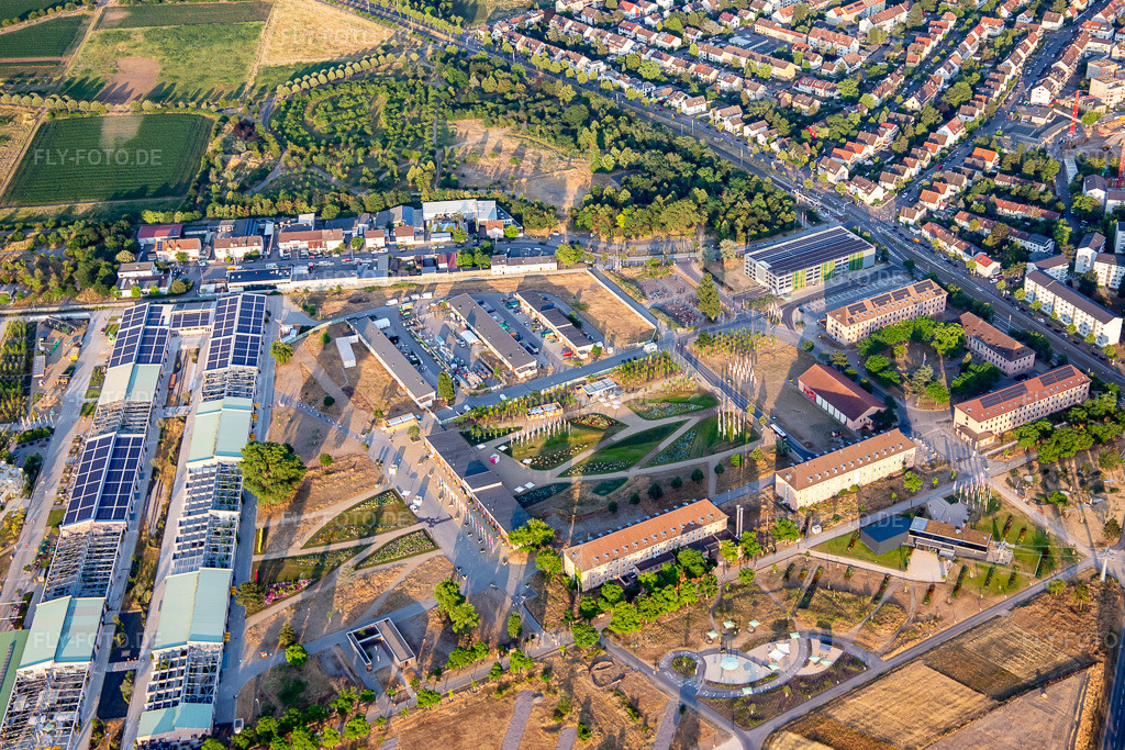 Luftbild: Willkommensbereich und U-Hallen auf dem Spinelli-Park der Bundesgartenschau Mannheim BUGA 2023 https://www.buga23.de/ im Ortsteil Feudenheim in Mannheim im Bundesland Baden-Württemberg in Deutschland. Foto: IMG_137160.jpg vom 24.06.2023 durch Werner Riehm/FLY-FOTO.de