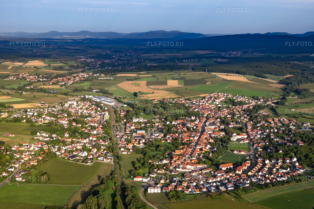 Vue aérienne: Rue du Frohnacker à Soultz-sous-Forêts dans le département Bas Rhin, France. Photo: IMG_138098.jpg prise le 19/08/2023 par Werner Riehm/FLY-FOTO.eu – Résolution de l'original: 4467 x 2978 px
