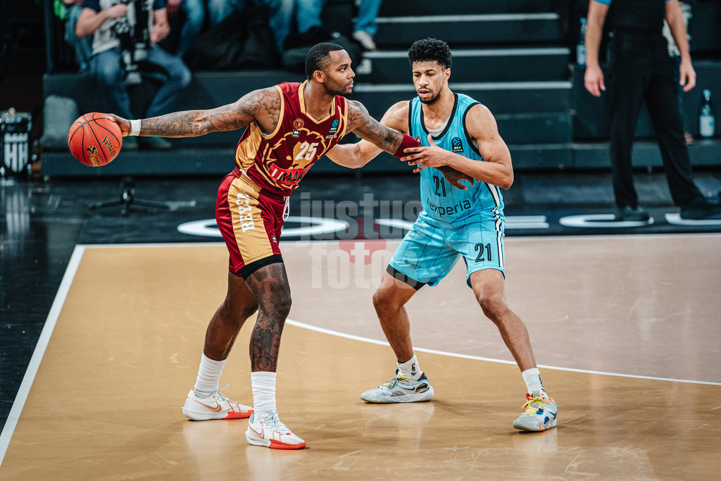 Basketball | Männer | Saison 2024/2025 | BKT EuroCup | Veolia Towers Hamburg vs. Umana Reyer Venice | 08.01.2025 | v.l. Kennet Ogbe (#25, Veolia Towers Hamburg) und Jordan Barnett (#21, Veolia Towers Hamburg)