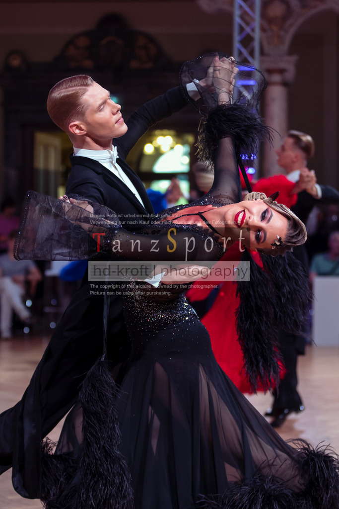 20250706_WDSF_World_Open_Std-dC25-6059 | Tanzsportbilder, Standardtanz, Lateintanz, WDSF, DTV, LTVB, dancecomp, goc, hessen tanzt, blaues band der spree, walzer, tango, wiener walzer, slowfox, quickstepp, samba, rumba, cha-cha-cha, paso doble. jive, hd-kroft photography, turniertanzsport