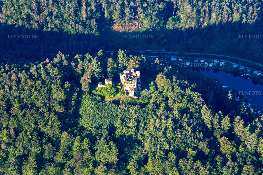 Luftbild: Burgruine Neudahn in Dahn im Bundesland Rheinland-Pfalz in Deutschland. Foto: IMG_143087.jpg vom 06.08.2024 durch Werner Riehm/FLY-FOTO.deWWW.SUEDWESTPFALZ-TOURISTIK.DE