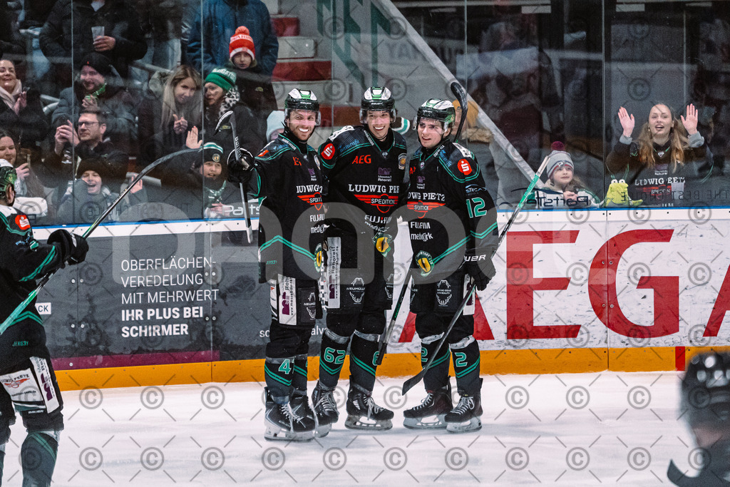 Alligators_vs_Peiting_04_01_2026-100 | Höchstadt Alligators Fotogalerie: Eishockey-Action aus Franken. Professionelle Spielfotos, Portraits & Stadionbilder zum Download. Jetzt entdecken! - Realized with Pictrs.com