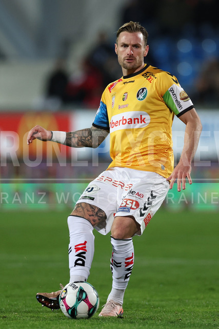 TSV Egger Glas Hartberg vs SV Oberbank Ried – Austrian Bundesliga Match | The image shows Michael Sollbauer (Ried) kick the ball, at the Bundesliga match TSV Hartberg vs SV Ried at Profertil Arena Hartberg. 22.11.2025