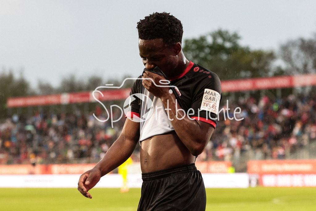 FC Würzburger Kickers - FC Bayern Amateure | Benjika CACIEL (FWK #19) nach seiner Auswechslung / Freisteller / Einzelfoto