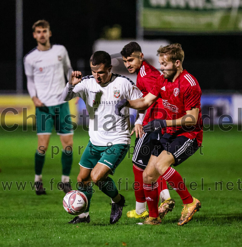 2023-11-17_019_FC_Schwaig_gegen_SpVgg_Feldmoching | Oberding, Deutschland, 17.11.2023:
Fußball, Landesliga Südost 2023 / 2024, 21. Spieltag, FC Schwaig gegen SpVgg Feldmoching, Endergebnis: 1:1

Vincent Sommer (FC Schwaig, #10), Dogukan Numcu (SpVgg Feldmoching, #8), Mario Ljubicic (SpVgg Feldmoching, #16)

Foto: Christian Riedel / fotografie-riedel.net