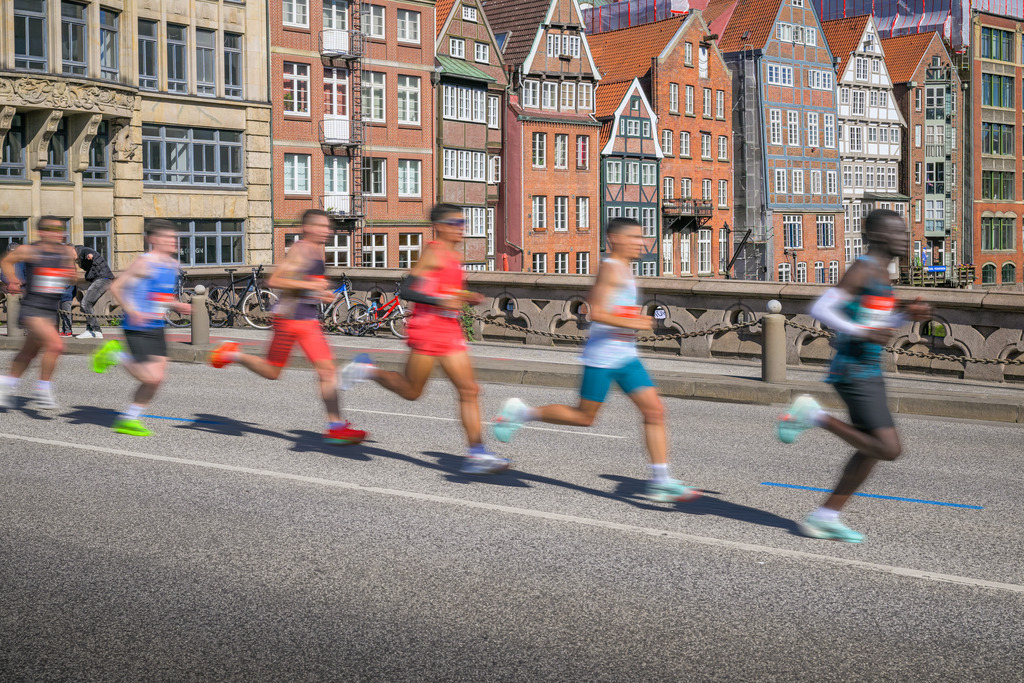 Hamburg Marathon | An einem Sonntag Ende April jeden Jahres findet der HASPA-Marathon in Hamburg statt. Das Bild zeigt eine Gruppe der Läufer vor Häusern am Nikolaifleet. - Realisiert mit Pictrs.com