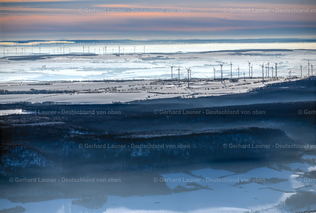 4045032 | Blick über die verschneite Landschaft bei Großenehrich zu den Windrädern bei Holzengel